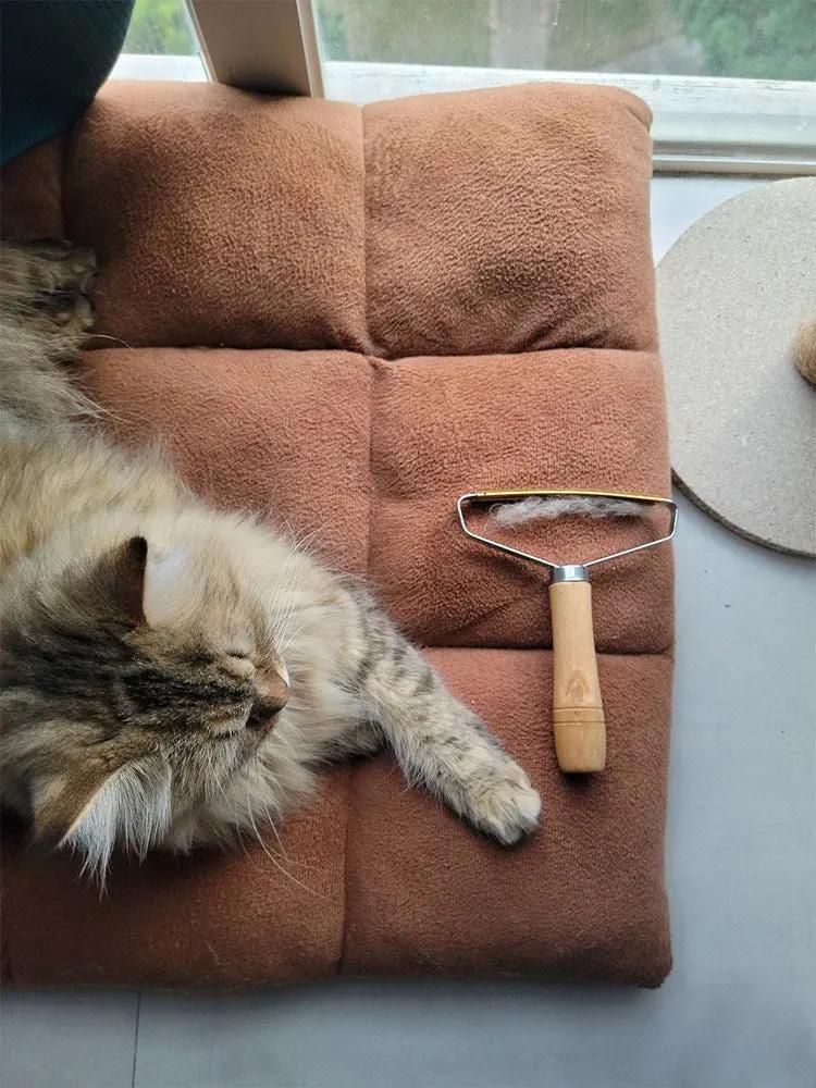 Effective Pet Hair Remover Brush For Cats And Dogs - Gently Shaves Wool And Cleans Fur For A Neat And Tidy Home