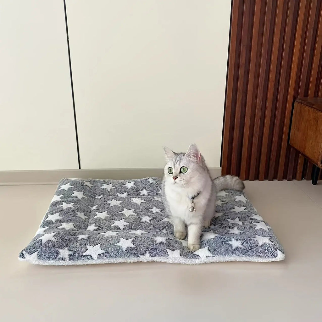 Cozy All-Season Plush Pet Mat | Soft, Thickened Warm Blanket for Cats & Dogs | Machine-Washable, Durable Polyester | Ideal for Autumn & Winter Sleep Comfort | Star Patterned Design, Pet Sleeping Ma