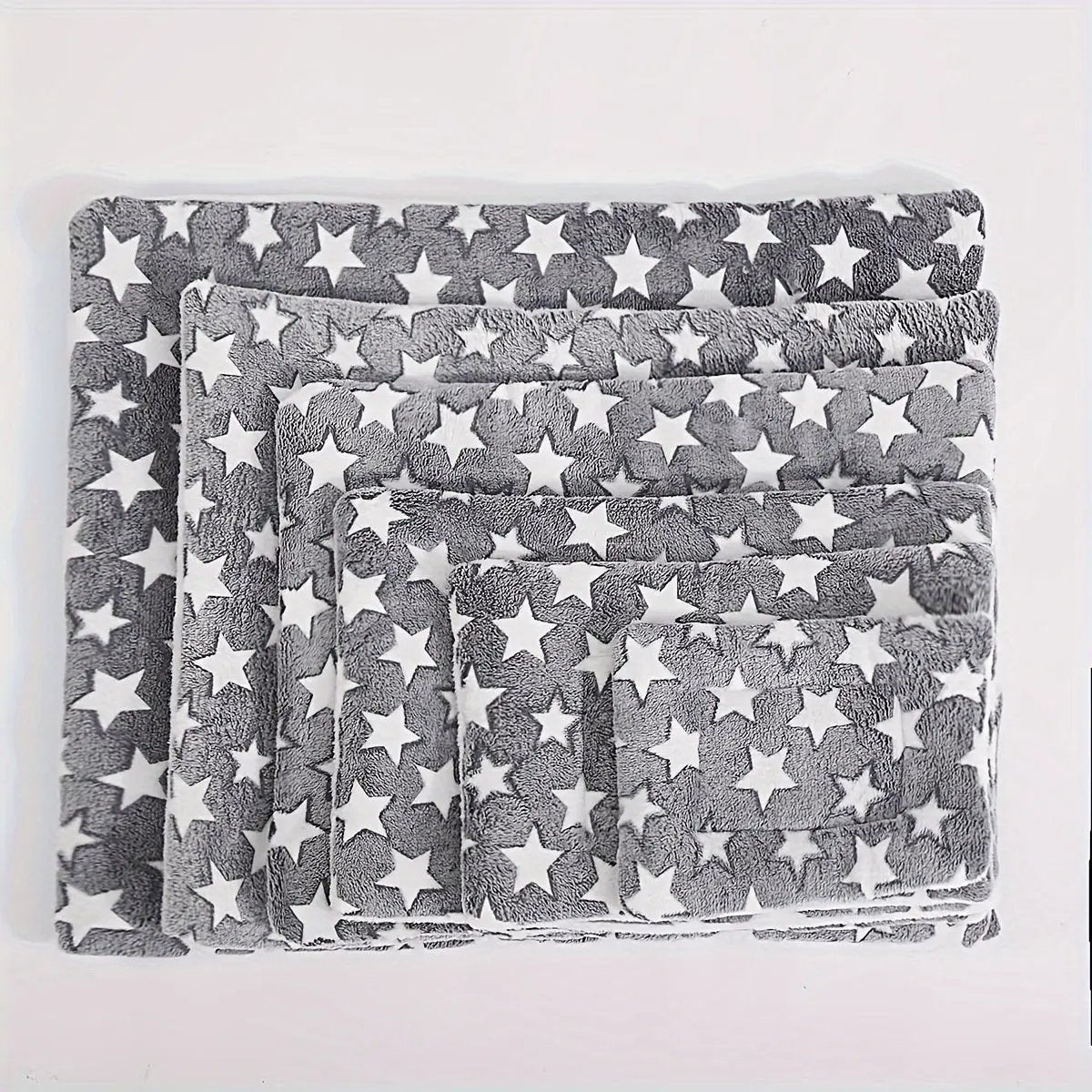 Cozy All-Season Plush Pet Mat | Soft, Thickened Warm Blanket for Cats & Dogs | Machine-Washable, Durable Polyester | Ideal for Autumn & Winter Sleep Comfort | Star Patterned Design, Pet Sleeping Ma
