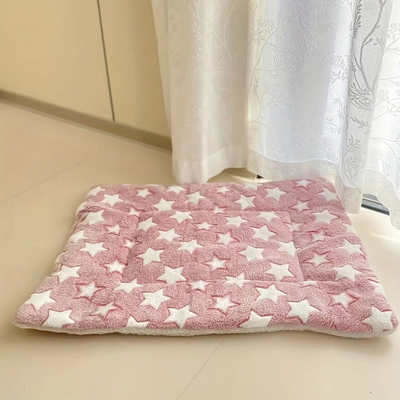 Cozy All-Season Plush Pet Mat | Soft, Thickened Warm Blanket for Cats & Dogs | Machine-Washable, Durable Polyester | Ideal for Autumn & Winter Sleep Comfort | Star Patterned Design, Pet Sleeping Ma
