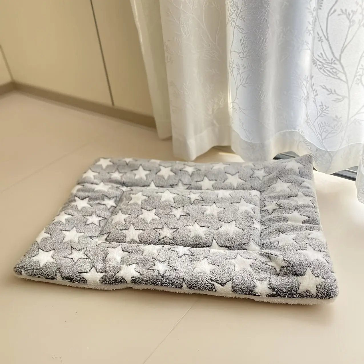 Cozy All-Season Plush Pet Mat | Soft, Thickened Warm Blanket for Cats & Dogs | Machine-Washable, Durable Polyester | Ideal for Autumn & Winter Sleep Comfort | Star Patterned Design, Pet Sleeping Ma