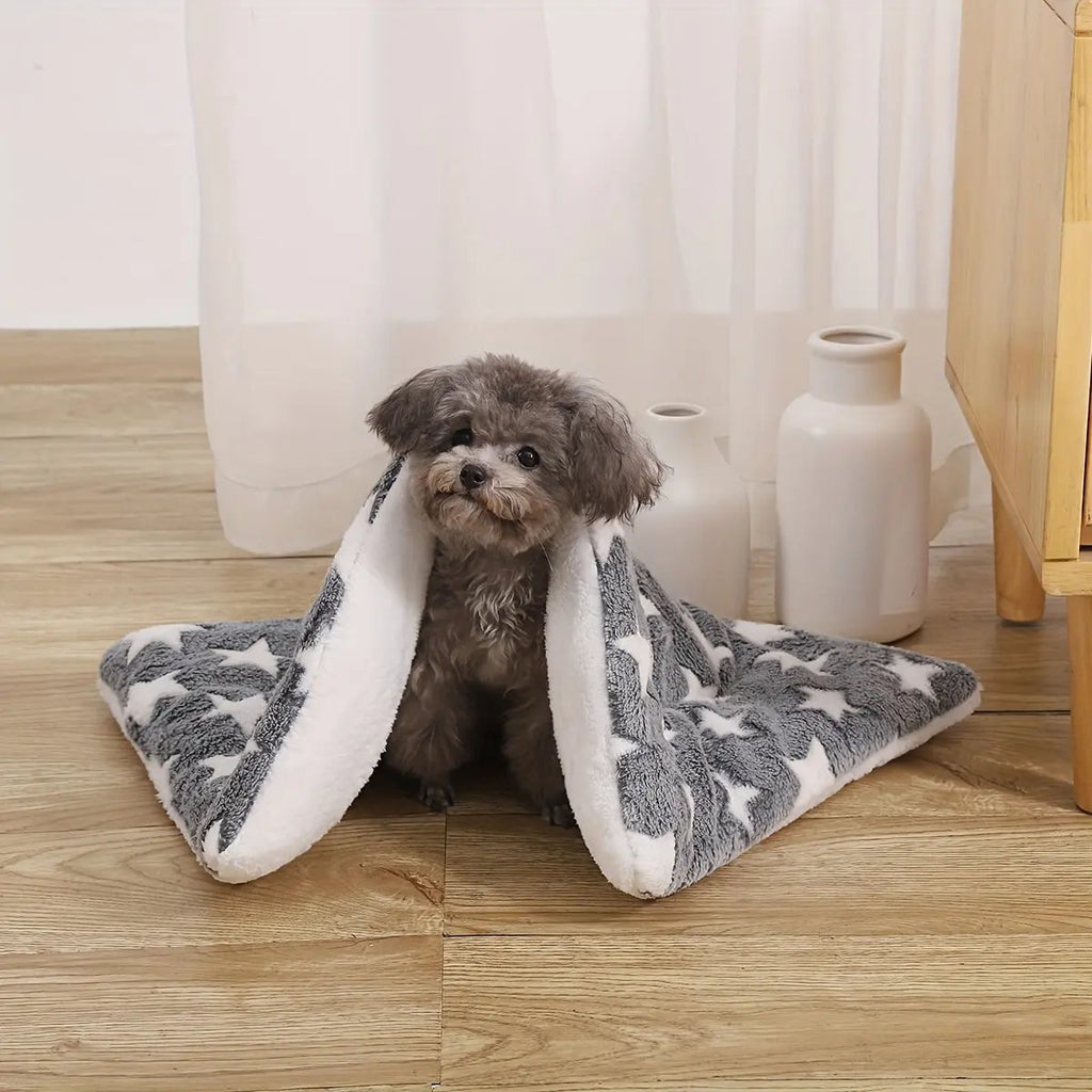 Cozy All-Season Plush Pet Mat | Soft, Thickened Warm Blanket for Cats & Dogs | Machine-Washable, Durable Polyester | Ideal for Autumn & Winter Sleep Comfort | Star Patterned Design, Pet Sleeping Ma