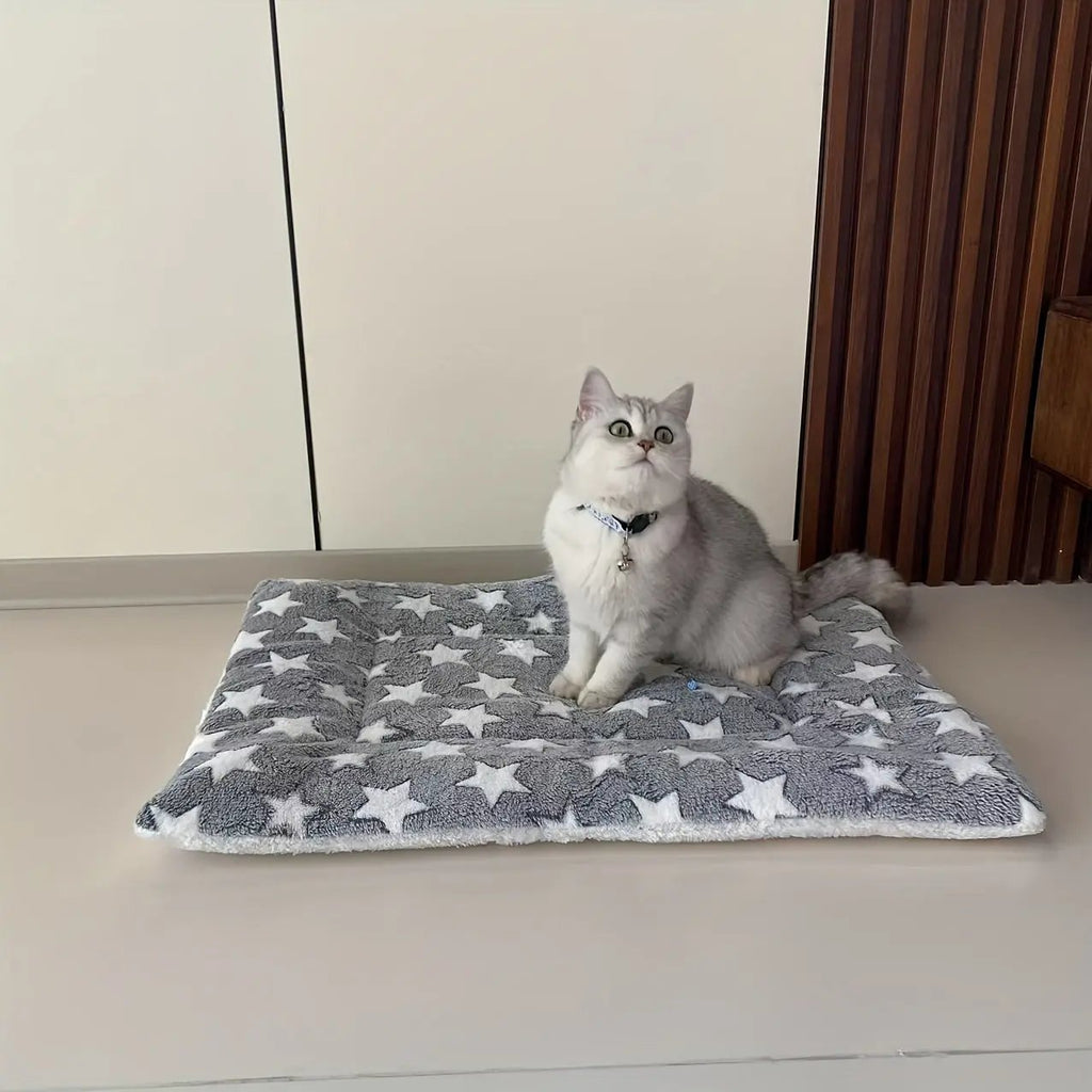 Cozy All-Season Plush Pet Mat | Soft, Thickened Warm Blanket for Cats & Dogs | Machine-Washable, Durable Polyester | Ideal for Autumn & Winter Sleep Comfort | Star Patterned Design, Pet Sleeping Ma