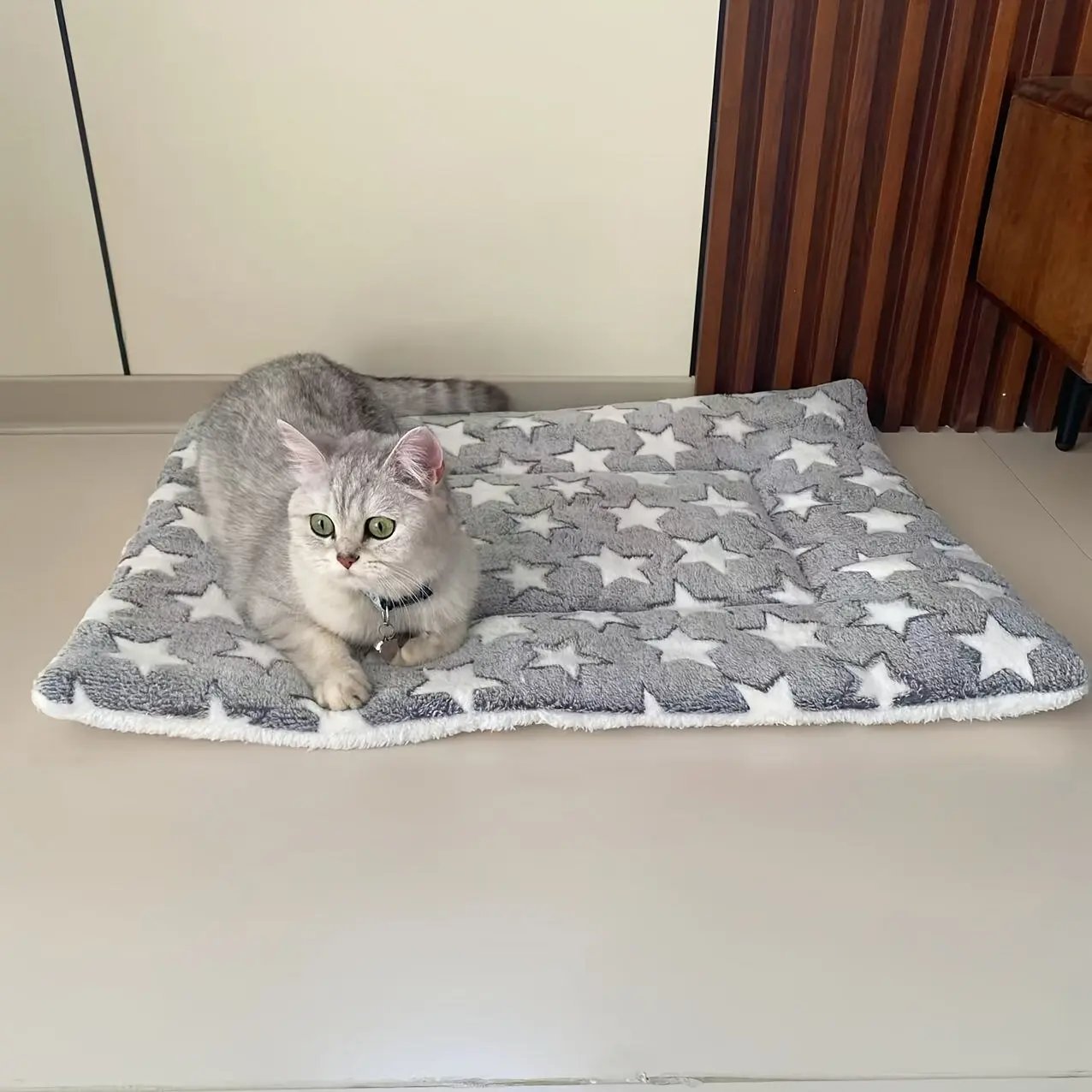 Cozy All-Season Plush Pet Mat | Soft, Thickened Warm Blanket for Cats & Dogs | Machine-Washable, Durable Polyester | Ideal for Autumn & Winter Sleep Comfort | Star Patterned Design, Pet Sleeping Ma