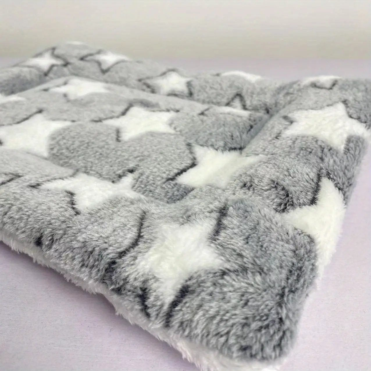 Cozy All-Season Plush Pet Mat | Soft, Thickened Warm Blanket for Cats & Dogs | Machine-Washable, Durable Polyester | Ideal for Autumn & Winter Sleep Comfort | Star Patterned Design, Pet Sleeping Ma